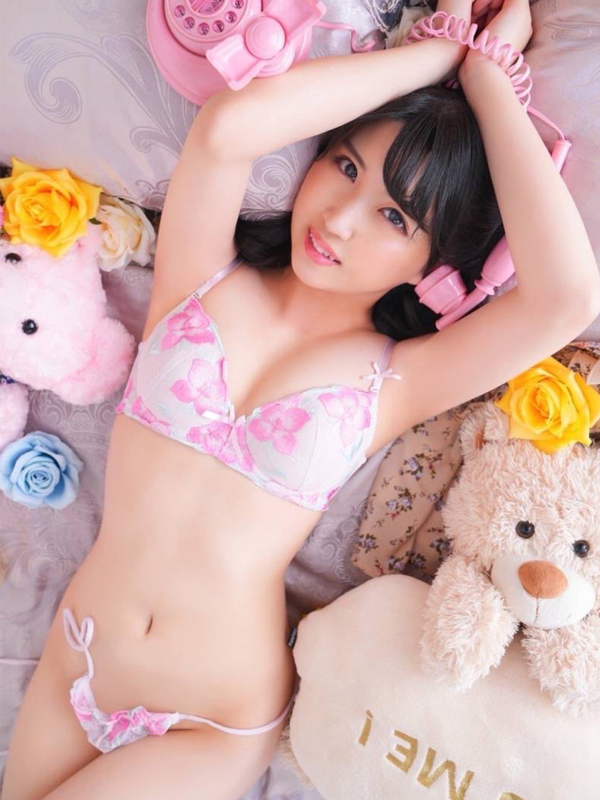 雫まう(AV女優)